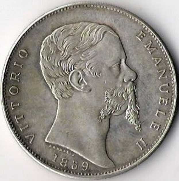 Eine Silbermünze aus Italien aus dem Jahr 1859 mit dem Bildnis eines bärtigen Mannes, mit der Inschrift "Vittorio Emanuele II" auf einem weißen Hintergrund.