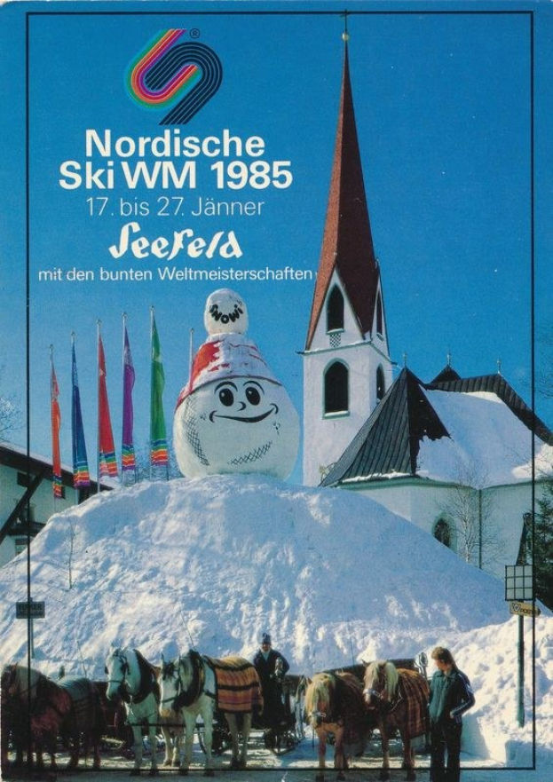 Plakat für die Nordischen Skiweltmeisterschaften 1985 in Seefeld, Schweiz, das eine verschneite Landschaft mit Skifahrern, Pferden, Fahnen, Gebäuden, Bäumen und Text zeigt.