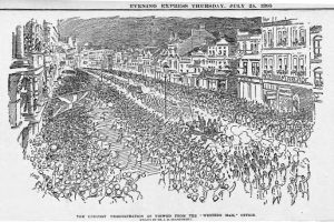 Schwarze und weiße Zeichnung einer Menge, die eine von Gebäuden gesäumte Straße entlanggeht, mit Text oben und unten, der "Die Unionistendemonstration aus der Sicht des Western Mail Office" lautet.