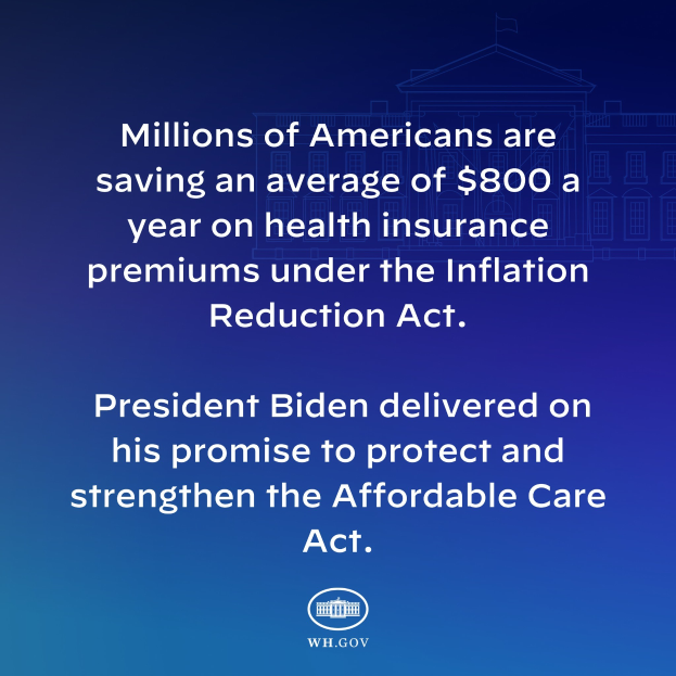 Blauer Hintergrund mit weißer Schrift, die besagt "Millionen von Amerikanern sparen durchschnittlich 800 USD pro Jahr an Gesundheitsversicherungsprämien thanks to the Inflation Reduction Act" in der Mitte, mit einem Logo.