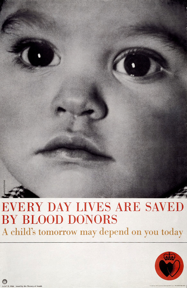 Ein Kind mit ernster Miene schaut direkt in die Kamera, umgeben von der fettgedruckten schwarzen Schrift "Jeden Tag rettet Blutspenden Leben".