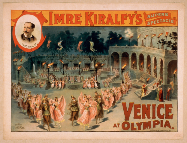 Plakat für Imre Kiralfys Super-Spektakel in Venedig, das kostümierte Darsteller vor einem gebogenen und säulenartigen Gebäude mit Laternen und Bäumen zeigt.