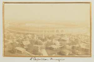 Altes Foto eines Stadions in einer urbanen Umgebung, umgeben von Gebäuden, Bäumen und Mästen, mit Text unten.