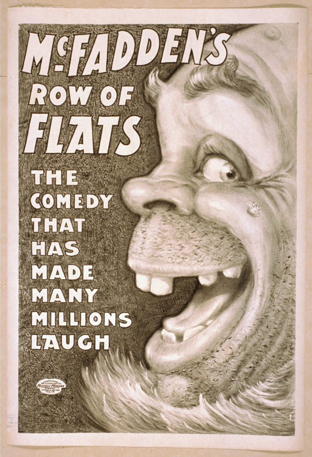 Plakat eines lachenden Menschen mit wilden Haaren, weit aufgerissenen Augen und einem breiten Grinsen auf einem hellgelben Hintergrund, mit der Aufschrift "McFadden's Row of Flats: The Comedy That Has Made Many Millions Laugh."