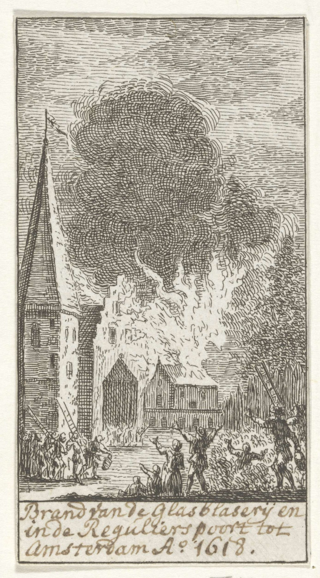 Schwarze und weiße Zeichnung eines brennenden Gebäudes mit Menschen davor, darunter der Text "brand van de glasblasery en de reguliersport tot amsterdam a 1618".