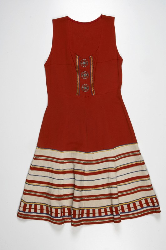 Ein rotes Kleid mit horizontalen weißen und gelben Streifen auf einem weißen Hintergrund.