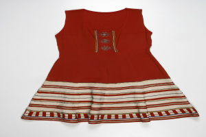 Ein rotes Kleid mit horizontalen weißen und gelben Streifen auf einem weißen Hintergrund.