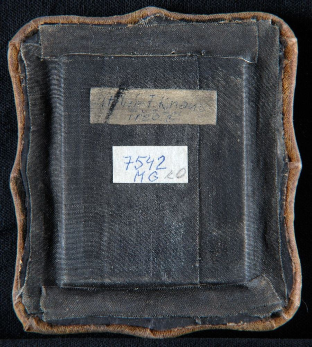 Schwarzes Buch mit dem Titel 'Die Geschichte des Ersten Weltkriegs' mit einem Etikett auf dem Cover.