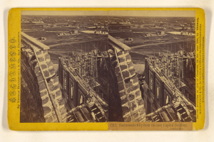 Schwarz-weiß-Foto eines teilweise errichteten Gebäudes mit verstreuten Werkzeugen und Materialien neben einer Collage aus zwei Bildern und Text auf einer weißen Oberfläche.