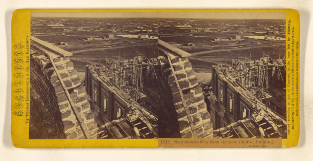 Schwarz-weiß-Foto eines teilweise errichteten Gebäudes mit verstreuten Werkzeugen und Materialien neben einer Collage aus zwei Bildern und Text auf einer weißen Oberfläche.