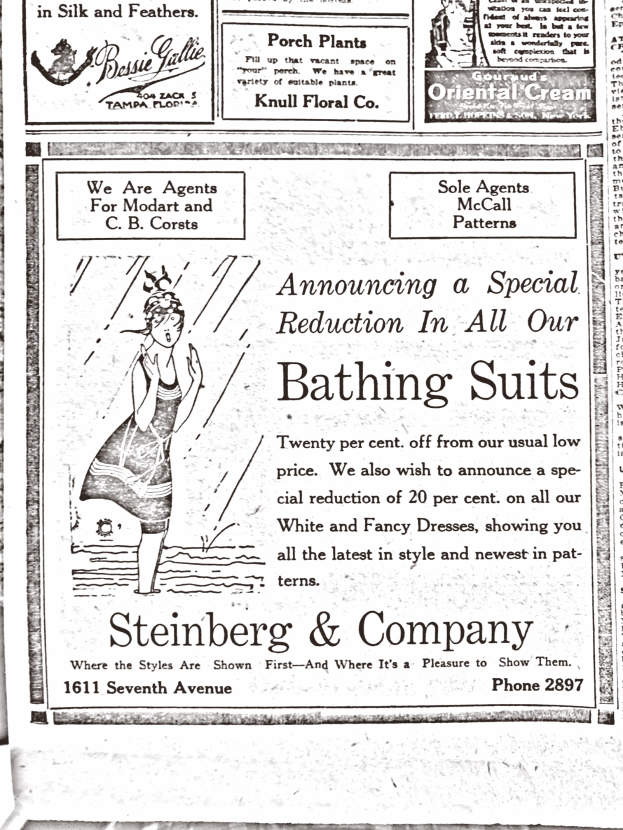 Eine Frau in einem weißen hochgeschlossenen, langärmligen Kleid mit einem Dutt, die zentral in einer Anzeige für Steinberg & Company's Badesachen steht, umgeben von Text.