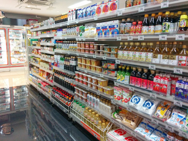 Eine Supermarktregal mit verschiedenen Lebensmitteln.