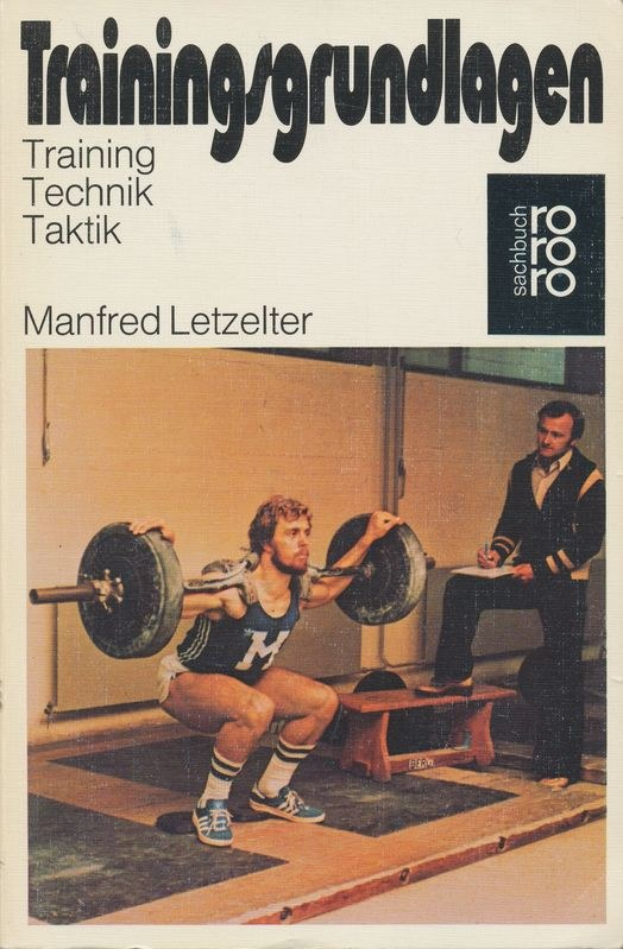 Buchumschlag mit dem Titel "Training Technik Taktik" von Manfred Letzelter, der einen Mann zeigt, der eine Hantel in einem Fitnessstudio hochhebt, der ein weißes T-Shirt und blaue Shorts trägt und einen entschlossenen Gesichtsausdruck hat.