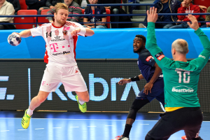 Eine Gruppe von Männern spielt Handball auf einem Court während des Futsal-Weltmeisterschaftsspiels 2019 zwischen Bayern München und Paris Saint-Germain, mit Zuschauern im Hintergrund.