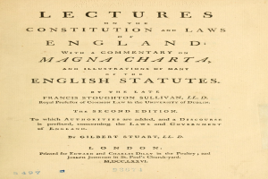 Ein altes Buch mit dem Titel "Vorträge über die Verfassung und Gesetze Englands mit einem Kommentar zur Magna Charta und Illustrationen vieler englischer Gesetze" ist geöffnet und zeigt eine Seite mit schwarzem Text.