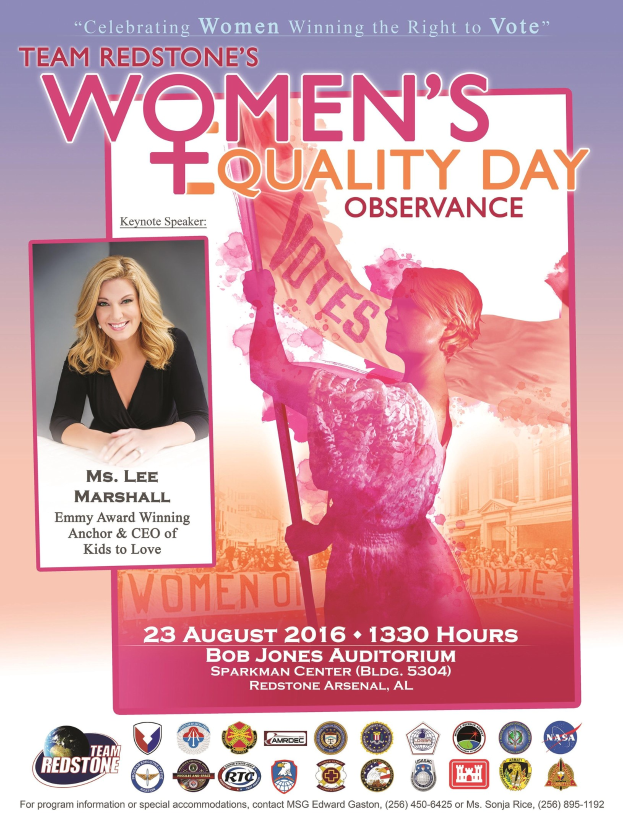 Plakat für die Feier des Women's Equality Day von Team Redstone mit einer Frau, die eine Fahne mit dem Text "Women's Equality" hält und Logos und Veranstaltungseinzelheiten am unteren Rand.