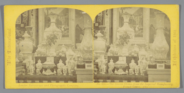 Ein Schwarz-Wei├č-Stereofoto eines Raums, der zahlreiche Vasen und dekorative Gegenst├Ąnde aus der Imperial Factory in London zeigt, die in einer Collage mit Text unten angeordnet sind.