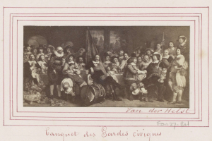 Lebendige Versammlung von Menschen in traditioneller Kleidung um einen Tisch mit Gegenständen, beschriftet mit 'Banquet des Soroles Civiques' unten.