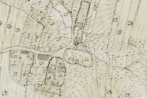 Detailierte alte Stadtkarte mit nummerierten Gebäuden, Straßen und Text, die eine geplante Baustelle am unteren Rand zeigt.