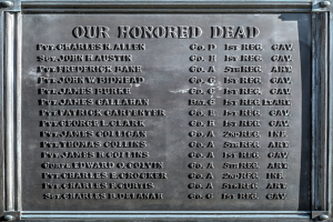 Eine Metallgedenktafel an der Außenseite eines Gebäudes mit der Inschrift "Unsere Ehrenvollen Toten".