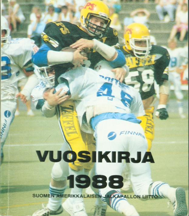 Eine Gruppe von Menschen in Sportbekleidung und Helmen, die Fußball auf einem Feld spielen, mit einigen Personen, die auf einer Treppe im Hintergrund sitzen; Text unten lautet 'Vuosikirja 1988 - Suomen Amerikkaisen Jalkapallon Litto'.