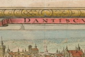 Altes Buch mit einer handgezeichneten Stadtansicht-Illustration, das Geb├Ąude und ein Banner mit beschreibendem Text über die Stadt enth├Ąlt.