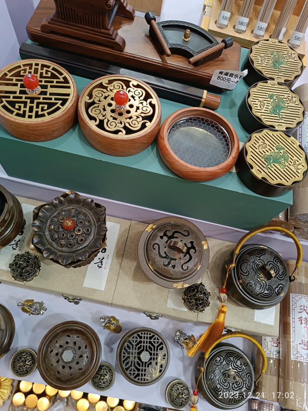 Ein Tisch mit verschiedenen chinesischen Räucherstäbeln, Schachteln, Papieren mit Text und anderen Gegenständen, die wahrscheinlich Teil eines chinesischen Neujahrsfestes sind.