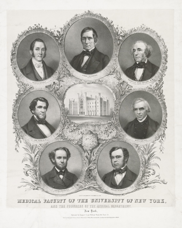 Schwarzes und weißes Foto von formell gekleideten Männern, die vor einem Gebäude stehen, mit Text unten, der lautet: "Medizinische Fakultät der Universität New York und die Gründer des medizinischen Departments."