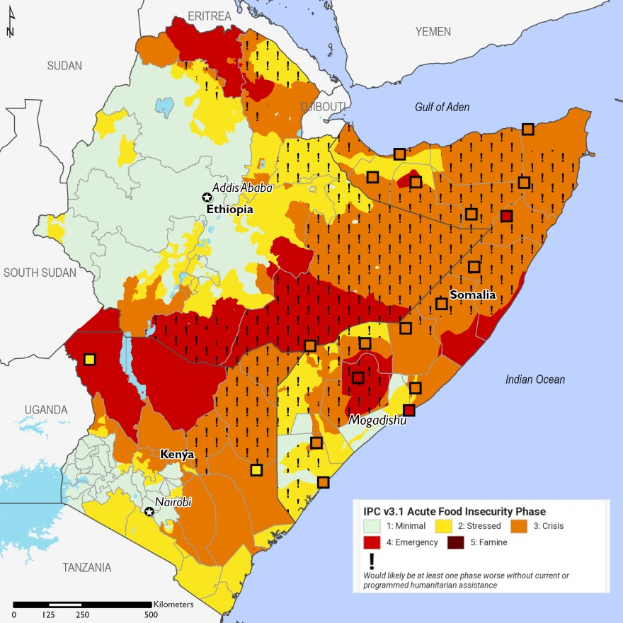 Karte von Afrika mit Farben, die verschiedene Grade der Nahrungsmittelunsicherheit pro Land anzeigen, begleitet von erklärendem Text.