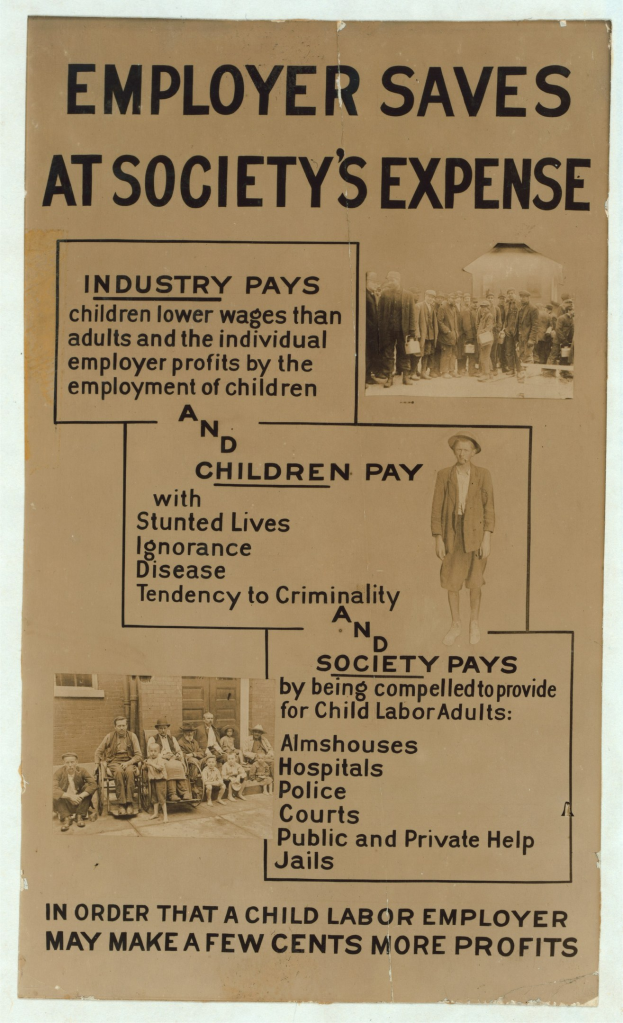 Ein hellgelbes Plakat mit weißem Rand zeigt eine fette schwarze Schrift, die 'Arbeitgeber spart auf Kosten der Gesellschaft' und Bilder einer vielseitigen Gruppe von Menschen, die den Betrachter anblicken.