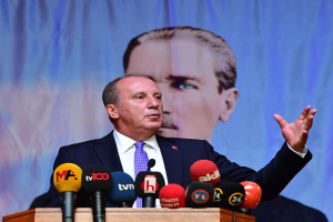 Ein Mann im Anzug steht an einem Podium mit Mikrofonen, spricht hinter einem Bildschirm, in Reaktion auf die Ankündigung des Rücktritts des türkischen Präsidenten Recep Tayyip Erdogan.
