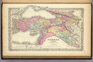 Ein offenes altes Buch mit einer detaillierten Karte von Türkei und umgebendem Text, einschließlich Stadt- und Regionsnamen.
