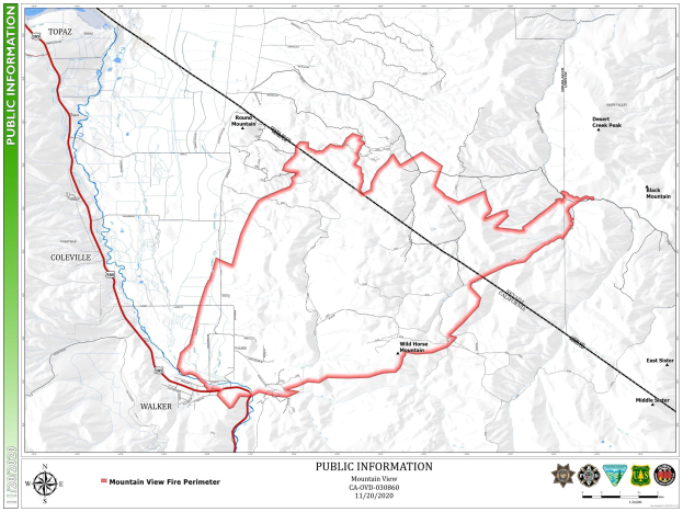 Ein Plakat zeigt eine detaillierte Trailkarte zu einem Berggipfel, einschließlich Sehenswürdigkeiten und Informationstext sowie Logos.