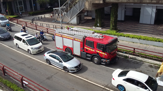 Ratingen: Brand auf der A3 mit schwer verletztem Menschen in einem Elektrofahrzeug