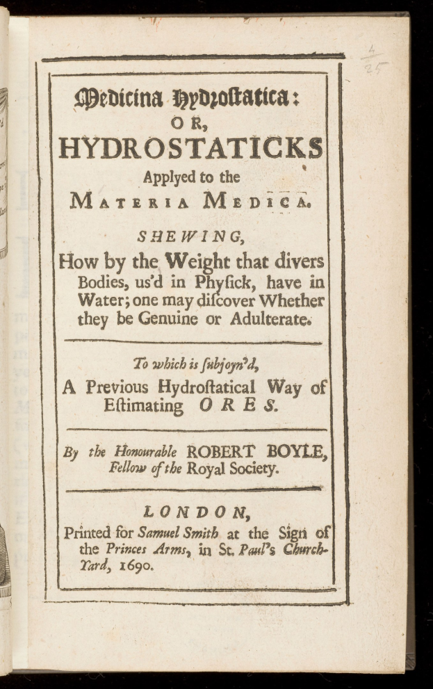 Offenes Buch mit schwarzem Hintergrund und weißer Papier mit der Aufschrift "Medicina Hydrostatica oder Hydrostaticks angewendet auf die Materialmedizin".