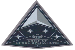 Ein rechteckiges Patch mit einem schwarzen Hintergrund und weißer, fetter, zentrierter Schrift, die "Office of the Chief of Space Operations" lautet.