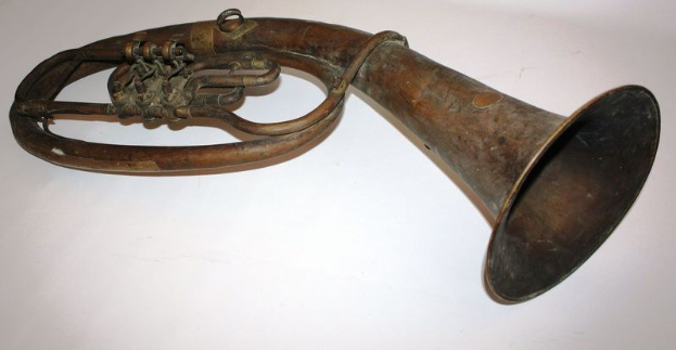 Altes Messinghorn mit glänzendem Finish, gebogenem Hals und aufgeblähtem Schalltrichter, mit detaillierten Gravuren auf einem weißen Hintergrund.