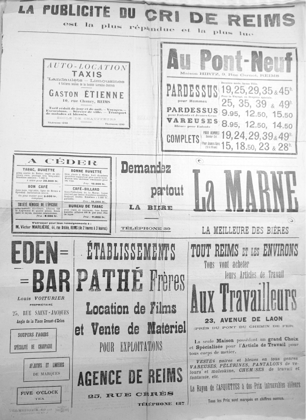 Schwarze und weiße Zeitung voller dichter Text und verschiedener Anzeigen.