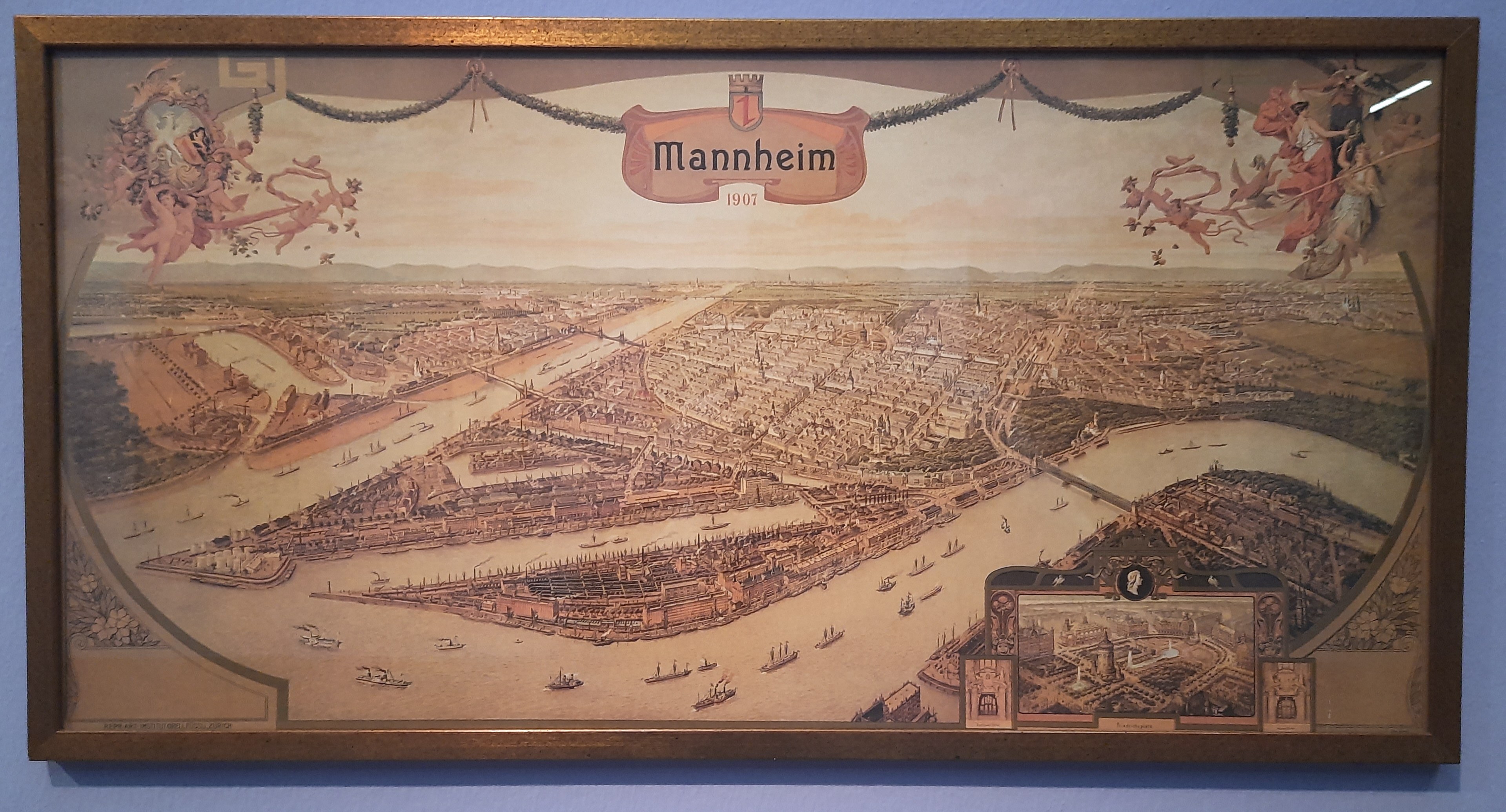 Ein gerahmtes Bild einer Stadt mit leuchtenden Farben und klaren Details, das an einer Museumswand hängt.