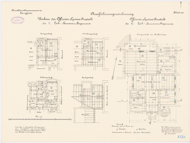Schwarz-weißer Grundriss des ehemaligen Bundeskanzleramts mit detaillierter Planung und beschrifteten Räumen und Strukturelementen.