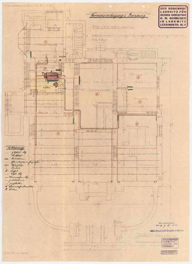 Ein detailliertes architektonisches Zeichnung des Rosenhof-Krankenhauses in Hamburg, Deutschland, das ein Gebäude mit zahlreichen Drähten und Text zeigt, der den Aufbau beschreibt, einschließlich Räume, Flure und andere Merkmale.