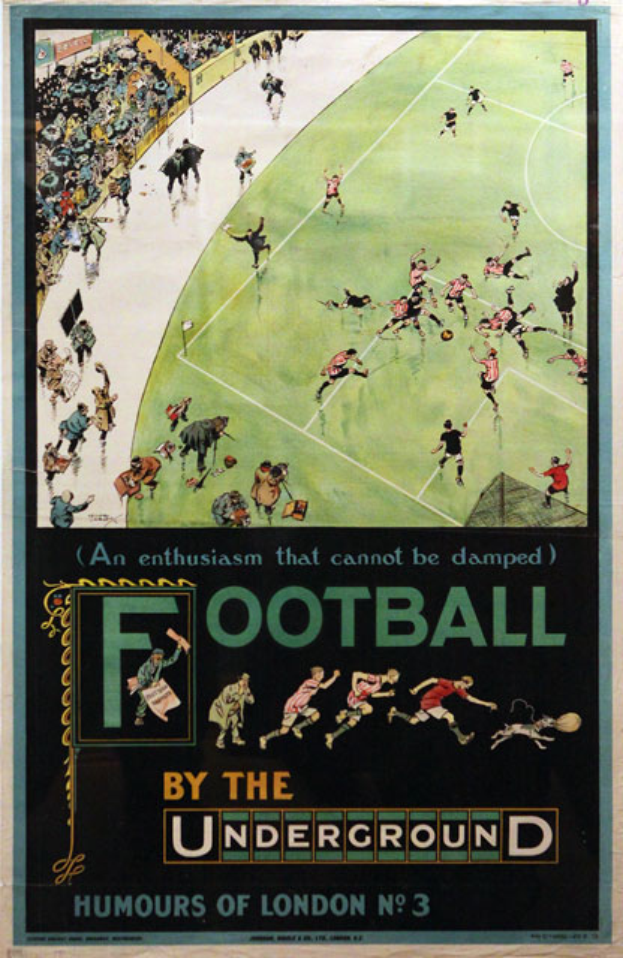 Ein Vintage-Plakat, das ein Fußballspiel bewirbt, mit der Aufschrift "Fußball unter der U-Bahn - Londoner Humor Nr. 3", zeigt ein Stadion voller Zuschauer.