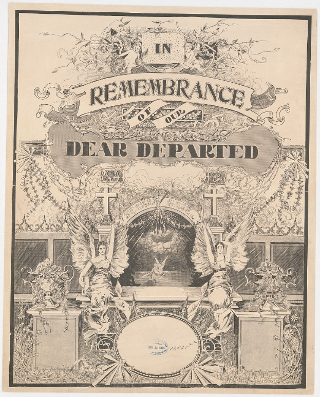 Altes Buch mit zwei Engeln auf dem Cover, auf einer weißen Oberfläche platziert, mit der Aufschrift "In Erinnerung an unsere lieben Verstorbenen", vor einem gedämpften grauen Hintergrund.