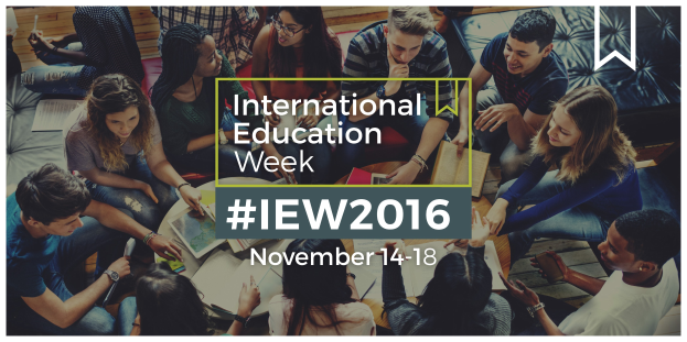 Gruppe von Menschen, die auf einer Couch sitzen, einige halten Bücher und Stifte, mit dem Text "International Education Week IEW 2016" in der Mitte, die sich scheinbar über das Thema unterhalten.