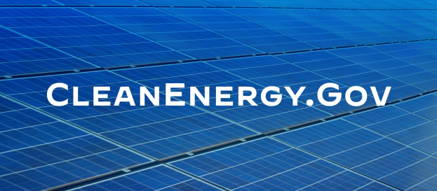 Ein blaues Solarpaneel mit der weißen Schrift "Clean Energy Gov" in der Mitte, in einem Gittermuster angeordnet.