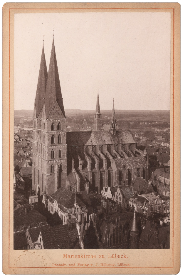 Schwarz-weiß-Fotografie einer Stadtansicht mit einer zentralen Kirche, umgeben von Gebäuden, mit Text unten.