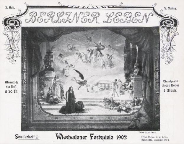 Schwarz-weiß-Foto einer Bühne von den Wiesbadener Festspielen 1902, das Darsteller in traditioneller deutscher Kleidung und ein applaudierendes Publikum im Hintergrund zeigt.