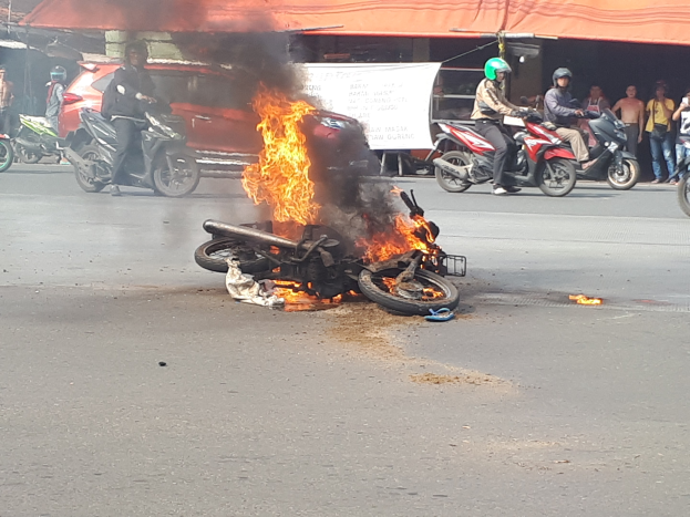 MK-POL: Brand - Diebstahl aus Auto - Kleinmotorräder und E-Scooter gestohlen