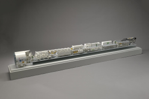 Ein detailliertes Modell des neuen Wasserstoff-Brennstoffzellensystems von Sainsbury auf einer weißen Oberfläche, das einen Kraftstofftank, einen Kraftstofffilter, eine Kraftstoffeinspritzung und eine Energiequelle zeigt und ihre Verbindungen demonstriert.