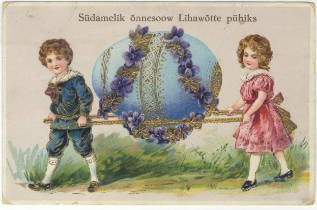 Zwei Kinder, ein Junge und ein Mädchen, stehen nebeneinander und halten Ostereier gegen einen Hintergrund aus grünem Gras und einem blauen Himmel.